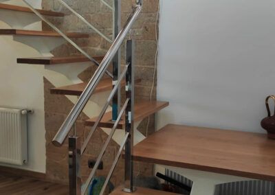 ESCALERA EXTERIOR CON BARANDILLA 2