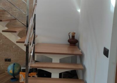 ESCALERA CON BARANDILLA