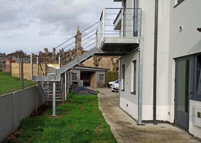 ESCALERA EXTERIOR CON BARANDILLA 2